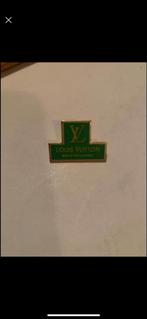 Retro pin van L.Vuitton, Verzamelen, Speldjes, Pins en Buttons, Ophalen of Verzenden, Zo goed als nieuw