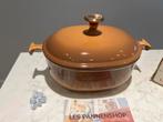 Le Creuset La Mama Hazelnoot ovaal 25cm in nieuwstaat, Huis en Inrichting, Keuken | Potten en Pannen, Gietijzer, Nieuw, Ophalen of Verzenden