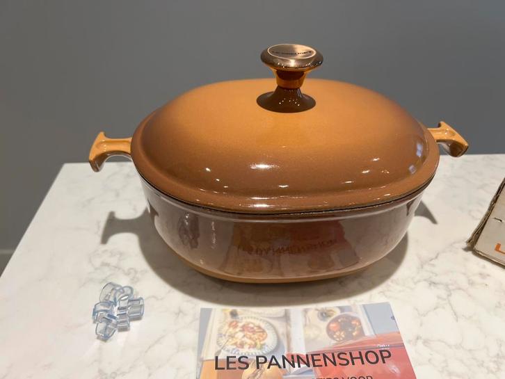 Le Creuset La Mama Hazelnoot ovaal 25cm in nieuwstaat, Huis en Inrichting, Keuken | Potten en Pannen, Nieuw, Koekenpan of Braadpan