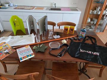 Alles wat op tafel staat totaal 25 items voor 5 euro beschikbaar voor biedingen