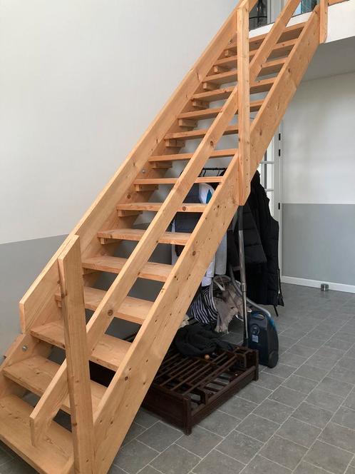 Trap met balustrade uit dennenhout, Doe-het-zelf en Bouw, Ladders en Trappen, Gebruikt, Trap, 2 tot 4 meter, Ophalen