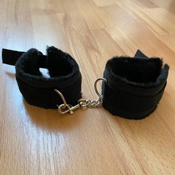 Menottes Velour Noires  beschikbaar voor biedingen