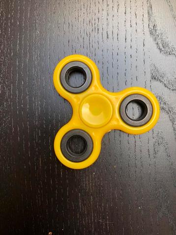 Fidget spinner geel beschikbaar voor biedingen