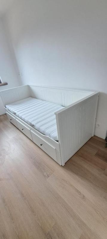 Witte Ikea Hemnes bedbank met lades + 1 matras beschikbaar voor biedingen