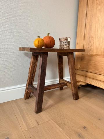 Oud houten bankje/krukje beschikbaar voor biedingen