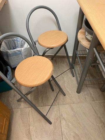 Kleine tafel/bar met 2 krukken beschikbaar voor biedingen