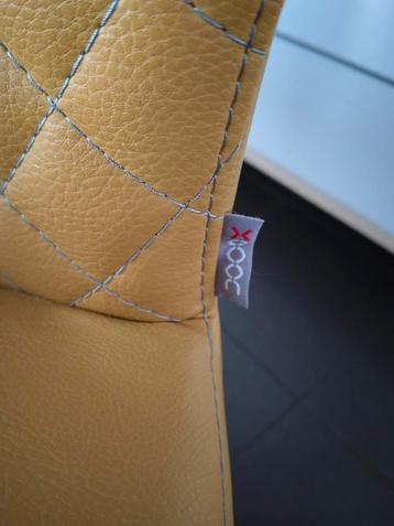 Stoelen van XOOON.  4 x zwart en 2x geel. Ijzeren poten. In  beschikbaar voor biedingen