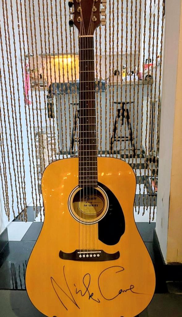 SIGNED Nick Cave fender gitaar, Muziek en Instrumenten, Snaarinstrumenten | Gitaren | Akoestisch, Zo goed als nieuw, Western- of Steelstringgitaar