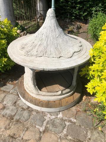 oude betonnen vogelkooi met bijhorende voet beschikbaar voor biedingen