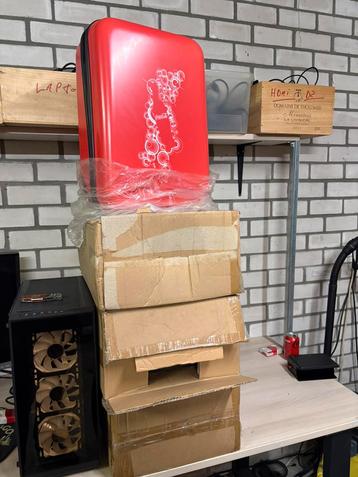 Vijf reiskoffers Coca-Cola waarvan vier nieuw in de doos beschikbaar voor biedingen