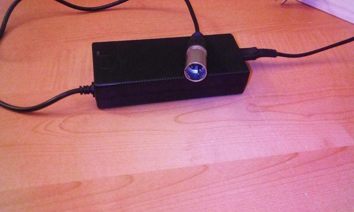 Lader voor Giant LG Twist batterij 27v 4pin, Fietsen en Brommers, Fietsaccessoires | Fietsaccu's, Nieuw, Ophalen of Verzenden