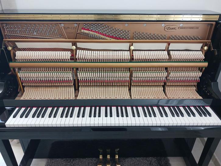 Essex piano EUP-123E PE, Muziek en Instrumenten, Piano's, Gebruikt, Piano, Zwart, Hoogglans, Ophalen