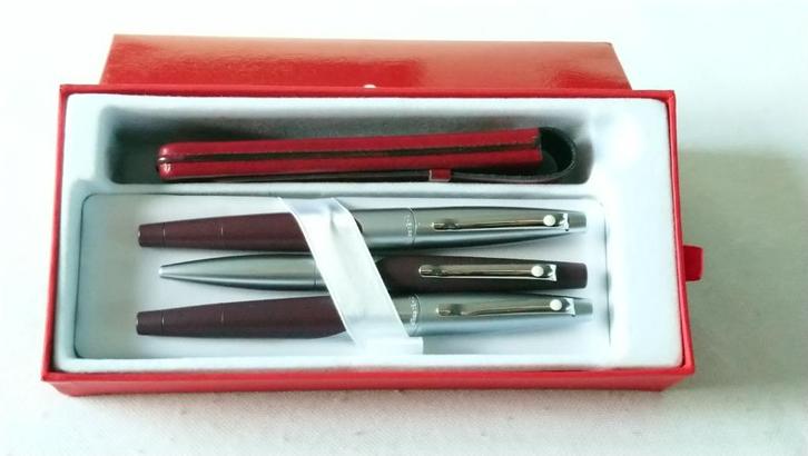 Sheaffer Intrigue Chrome/Aubergine set Vulpen 14K/585 M-nib, Verzamelen, Pennenverzamelingen, Nieuw, Pennenset, Sheaffer, Met doosje