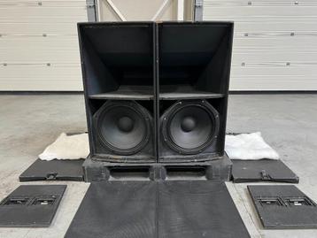 2x Martin Audio W8S 18"/15" sub + wheels + cover beschikbaar voor biedingen