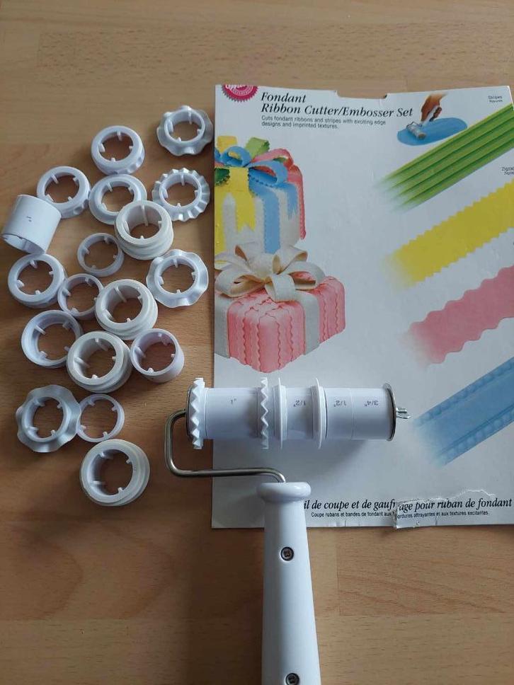 Wilton Fondant Ribbon Cutter / Embosser Set, Hobby & Loisirs créatifs, Confection de Gâteaux & Cupcakes, Comme neuf, Autres types