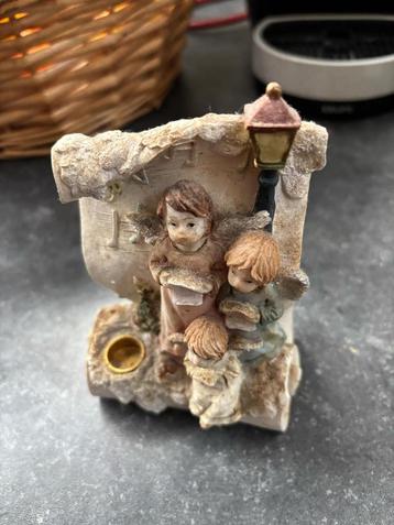 beeldje met zingende kindjes, zo goed als nieuw,  beschikbaar voor biedingen