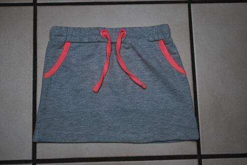 Mini jupe droite en sweat-coton gris T110cm ou 4/5 ans, Enfants & Bébés, Vêtements enfant | Taille 110, Comme neuf, Fille, Robe ou Jupe