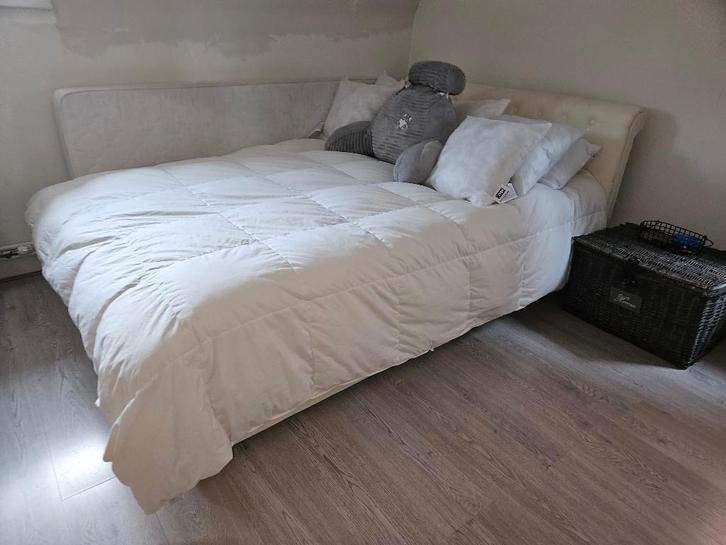 Bed, Huis en Inrichting, Slaapkamer | Bedden, Gebruikt, Twijfelaar, 140 cm, 210 cm, Overige materialen, Crème, Ophalen