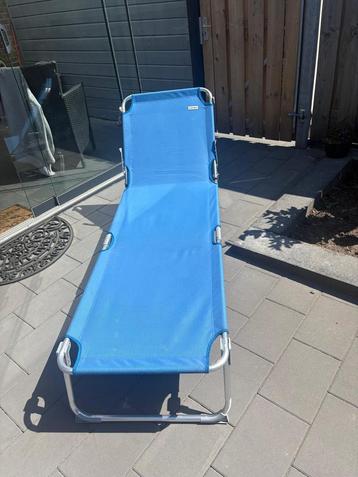 Inklapbaar ligbed hemelsblauw beschikbaar voor biedingen