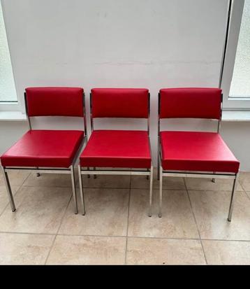 3 MODEREN RODE STOELEN beschikbaar voor biedingen
