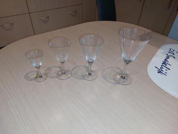 Vaisselle en verre antique de 48 pièces