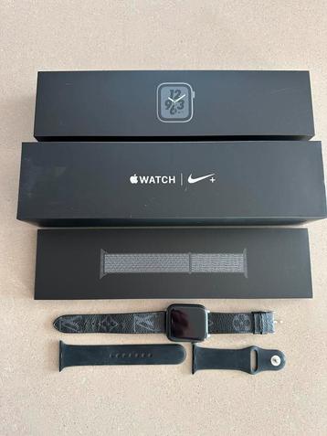 Apple watch Serie 4 NIKE avec support charge et 3 bracelets beschikbaar voor biedingen