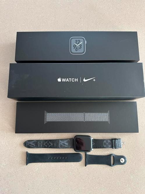 Apple watch Serie 4 NIKE avec support charge et 3 bracelets, Handtassen en Accessoires, Smartwatches, Zo goed als nieuw, Zwart
