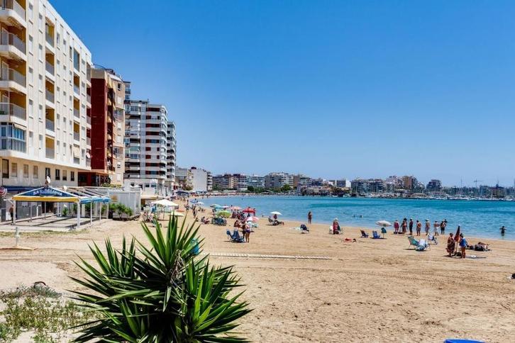 Gerenoveerd ruim appartement/het strand. Torrevieja, Immo, Buitenland, Spanje, Appartement, Overige