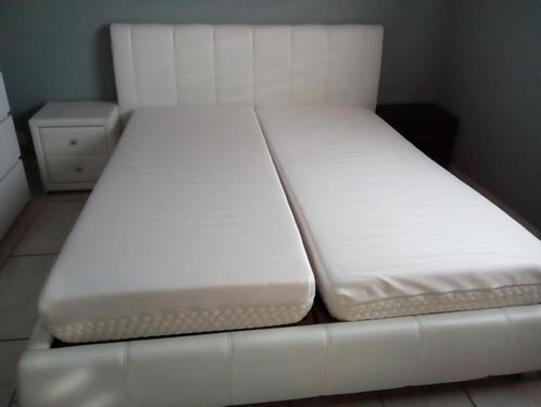 Lit pour 2 pers cuir blanc + matelas + sommiers + table nuit, Maison & Meubles, Chambre à coucher | Chambres à coucher complètes