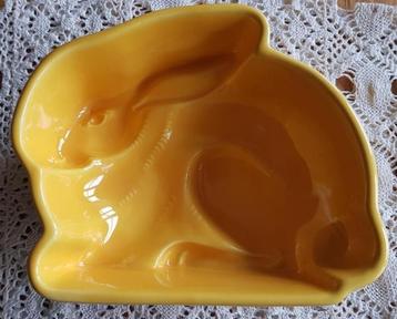 Geel puddingvormpje haas /konijn, leuk voor PASEN