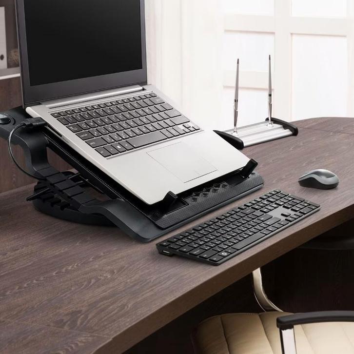 Cooler Master Laptopstandaard met koeling en USB hub, Computers en Software, Laptopstandaarden, Gebruikt, In diepte verstelbaar