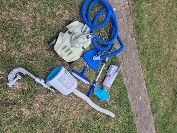 Vend robot de nettoyage piscine et pompe à sable beschikbaar voor biedingen