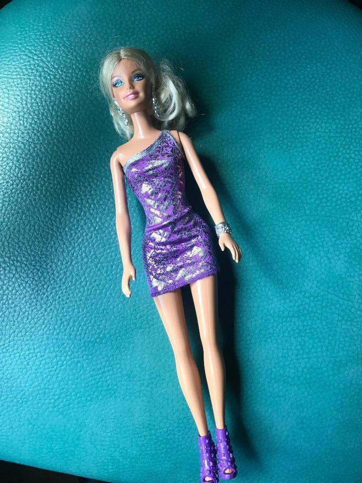 2 BARBIES met jewels + 1JURK + 1ROKS - SPEELGOED  7,99, Kinderen en Baby's, Speelgoed | Poppen, Zo goed als nieuw, Ophalen of Verzenden
