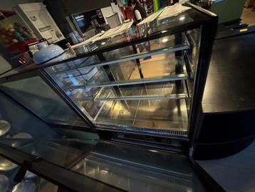 Gekoelde vitrines in nieuwstaat! beschikbaar voor biedingen