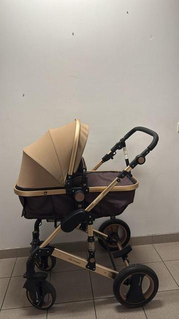 De kinderwagen is bijna nieuw beschikbaar voor biedingen