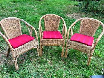drie rotanstoelen in goede staat beschikbaar voor biedingen