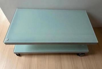 Gratis tafel op wieltjes beschikbaar voor biedingen