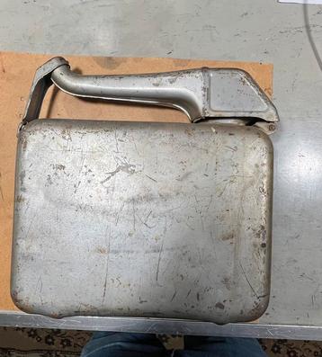 Mooie benzinekan (jerrycan)voor oldtimer beschikbaar voor biedingen