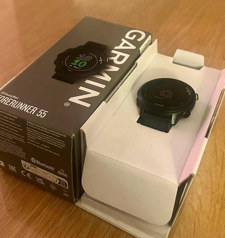 Garmin Forerunner 55 – Noire – État Neuf, Bijoux, Sacs & Beauté, Montres de sport, Comme neuf, État, Enlèvement ou Envoi