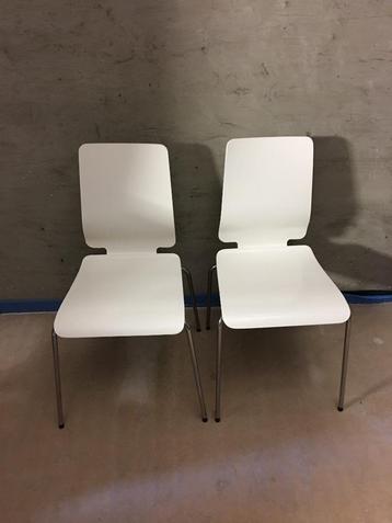 2 witte stoelen in goede staat - 4 EUR / stuk - 2 voor 6 EUR beschikbaar voor biedingen