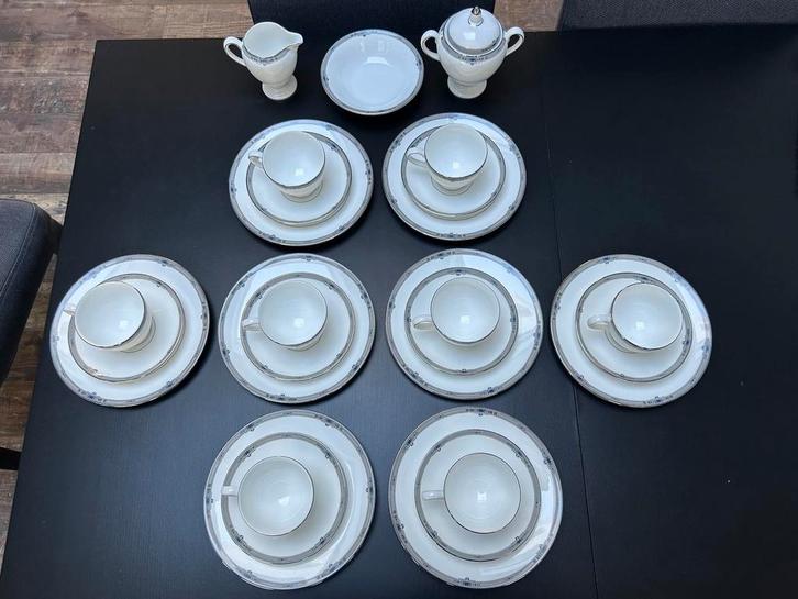 40 x Wedgwood Bone China - made in England „Amherst”, Huis en Inrichting, Keuken | Servies, Zo goed als nieuw, Compleet servies