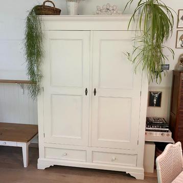 Landelijke antieke linnenkast wit beschikbaar voor biedingen