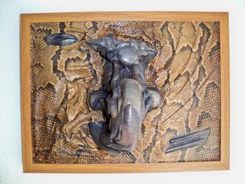 Tableau-sculpture moto en cuir et cuir de serpent, Enlèvement