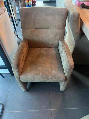 “Stevige eettafel 2m25 met 6 stoelen – €250(afhalen Staden) beschikbaar voor biedingen