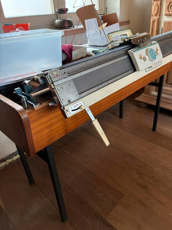 Machine à tricoter à lit double Brother kr586, Hobby & Loisirs créatifs, Tricot & Crochet, Utilisé, Tricot, Enlèvement