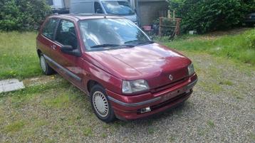 Renault Clio 1.2benz met 108dkm oldtimer, Auto's, Voorwielaandrijving, Stof, Bedrijf, Grijs