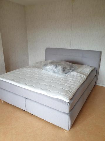 Lit US (Queen Size) à vendre – Excellent état beschikbaar voor biedingen