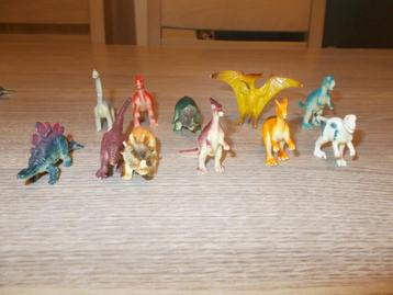 A - Lot de 11 figurines plastiques dinosaures TERRA.