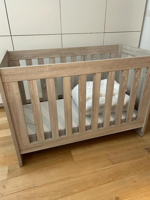 babybed incl. toebehoren (matras compleet / dekbed enz), Kinderen en Baby's, Kinderkamer | Bedden, Zo goed als nieuw, Minder dan 140 cm