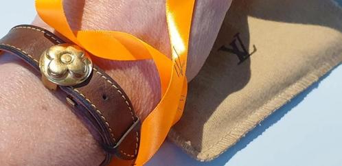 Armband à Voeux de LV Louis Vuitton leer en goud (Lees goed, Handtassen en Accessoires, Armbanden, Gebruikt, Goud, Goud, Verzenden